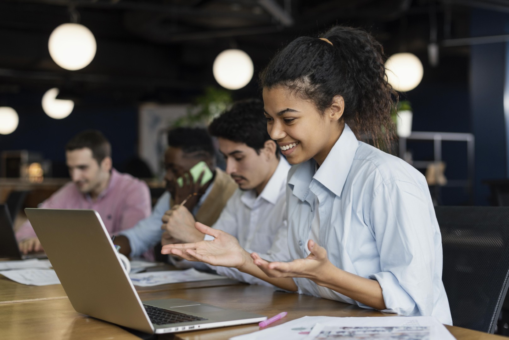 Carreiras 1 mulher sorridente fazendo uma videochamada no escritorio Grande